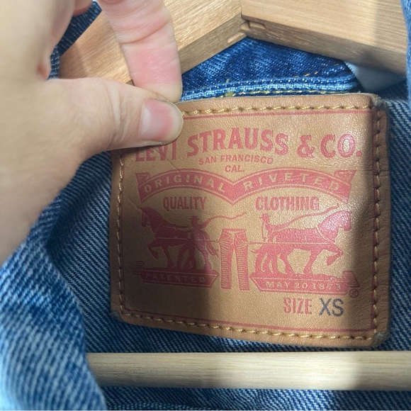 Levi's Trucker Jacket Distressed Denim Button Up XS Red Tag Cotton Medium Wash - Picture 13 of 16